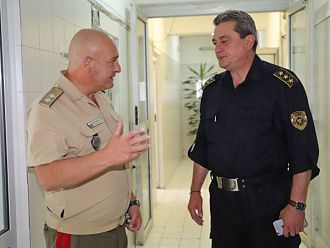 Пожарникари даряват кръв безвъзмездно във ВМА