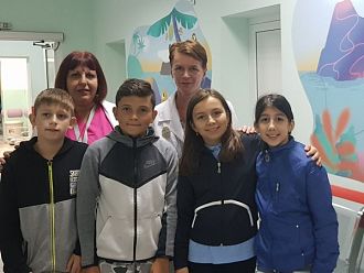 Ученици купиха 2 монитора на „Пирогов”