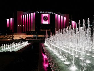 НДК светва в розово