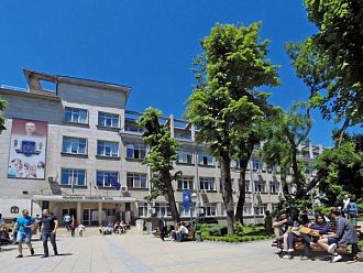 Учени от МУ-Варна са отличени за анализ на прехода в здравната ни система