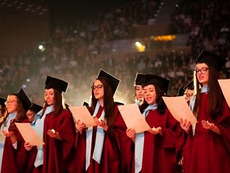 532 здравни специалисти от Варна получиха дипломите си