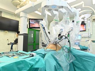 Проф. Красимир Иванов извърши първата хирургическа интервенция с робот Da Vinci във Варна
