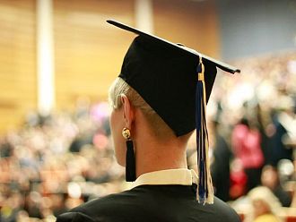 Връчват дипломите на 340 абсолвента от МУ-София