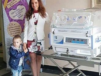 Българска писателка с дарение за МБАЛ-Хасково