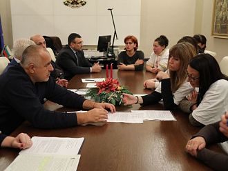 Медицинските сестри вдигнаха палатките пред МС