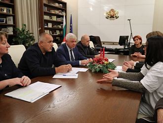 Медицинските сестри вдигнаха палатките пред МС