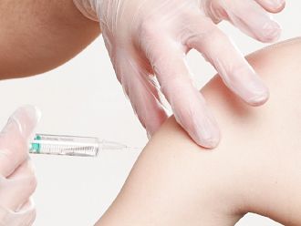 МС отпусна на МЗ 12 млн. лв. за ваксини и лечение на деца в чужбина