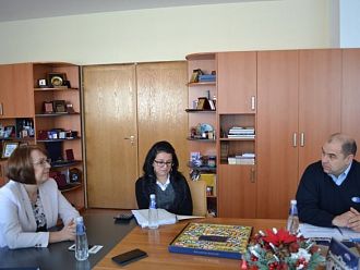 Увеличиха заплатите на медицинските сестри в детското здравеопазване в Казанлък