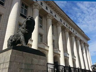 Съдят медицинска сестра, теглила пари от банкова карта на починал