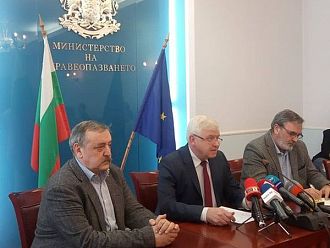 МЗ: Трима българи са под наблюдение заради коронавируса  