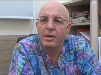 Д-р Янаки Янакиев дарява пациентите си, като заплаща сам за лечението им