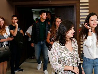 Специализантите няма да връщат заплати, а само таксите за обучение