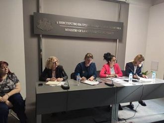 Вдигат заплатите на социалните работници