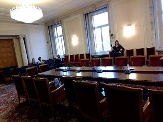 Протестиращите медицински сестри смятат да нощуват в парламента