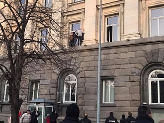 Протестиращите сестри пренощуваха в парламента, Бойка Анастасова стои на перваза