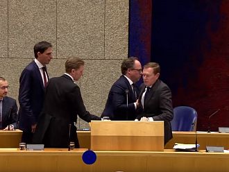 Нидерландският здравен министър припадна от изтощение (Видео)