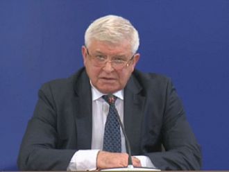 Министър Ананиев: Ако не можем да произвеждаме противозмийски серум, ще го извадим от ПЛС