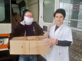 Раздадоха 101 пакета с храни на медици и близките им под карантина