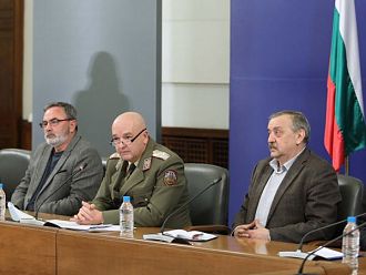 Заразените с COVID-19 медици са 76