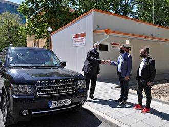 Бареков дари личния си автомобил на лабораторията за COVID-19 в УМБАЛ „Свети Георги”