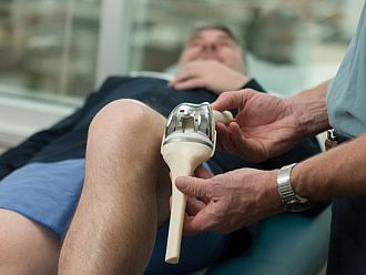 МУ-София стартира серия от онлайн сесии за „Колянно протезиране“