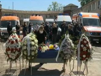 Сирени и едноминутно мълчание за д-р Нели Пандова