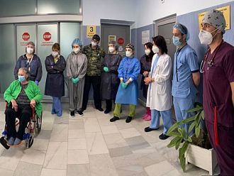 Изписаха пациент след 33 дни на апаратно дишане