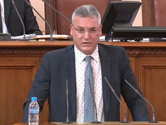 БСП поиска да се прекрати „терора на медиите“, показвали депутатите без маски