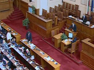 Караянчева сезира РЗИ заради депутати без маски в парламентарната зала