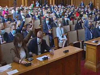 Спорът за Националната аптечна карта от здравната комисия се премести в зала