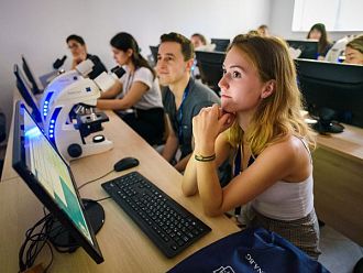 МУ-Варна сваля таксите на студенти от платено обучение, приети в предходни години