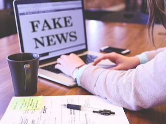 Най-малко 800 души в света са починали заради фалшиви новини за COVID-19