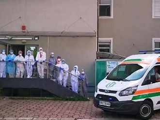 С минута мълчание и вой на сирени медици от цялата страна отдадоха почит към своите загинали колеги