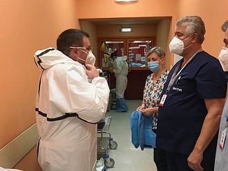 Министърът влезе в реанимацията на „Пирогов“ заради двама болни от COVID лекари