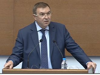 Министърът заяви на депутатите, че са лош пример, ходейки в НС без маски