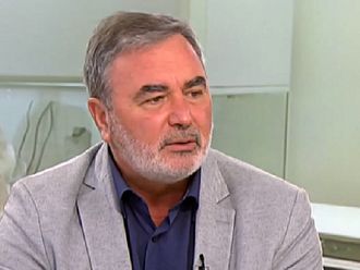 Доц. Кунчев: Трябва да бъде ограничено събирането на хора