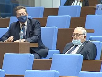 Изгониха депутат от БСП от парламентарната зала, отказал да сложи маска