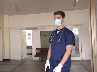 Студент по медицина работи като доброволец в болницата в Омуртаг