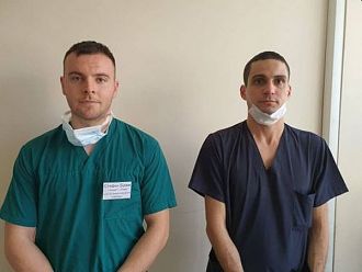 Д-р Илиян Йосков и стажант-лекар Стефан Бурев: Пожелаваме колегите ни да бъдат здрави и да преследват неуморно мечтите си