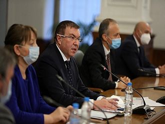 Удължават мерките с месец, отварят само градините и училищата за първите класове от 4-ти януари (обновена)