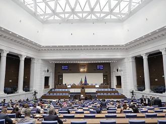 COVID беляза работата на парламента през годината