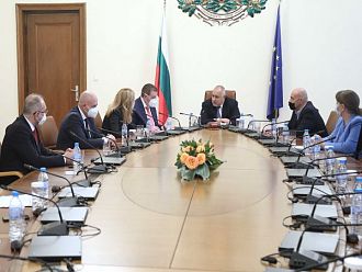 Министър Ангелов: Много е важно българските граждани да останат здрави до пристигането на ваксината