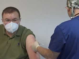 Министър Ангелов е първият ваксиниран у нас (Обновена)