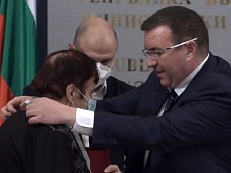 Министърът награди най-възрастната работеща медицинска сестра у нас