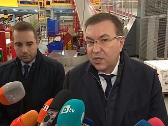 Здравният министър: Масова ваксинация у нас може да започне в края на февруари или март