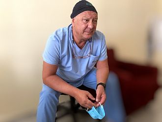 В УМБАЛ „Св. Анна“-София спасиха от ампутация ръката на пациентка с рядка операция