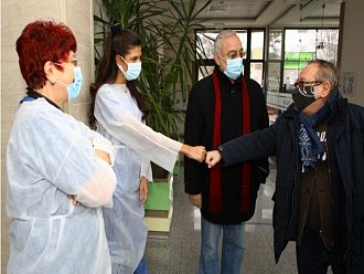 Звездите на Народния театър благодариха на медиците от