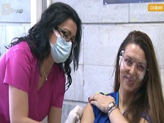 Старша акушерка от „Майчин дом“ – първата ваксинирана с препарата на „Модерна“