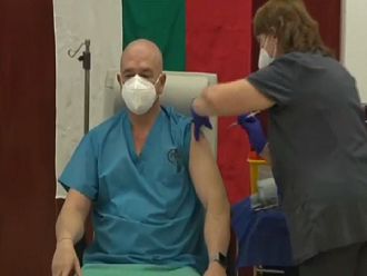 Мобилни екипи и ваксинационни центрове до късно вечерта предлага НОЩ