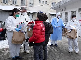 9-годишен бъдещ нефролог подари със съучениците си топъл обяд на медиците в „Александровска“